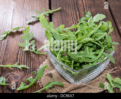 Frischer Rucola-Salat auf hölzernen Hintergrund Stockfoto