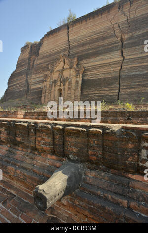 Durch Erdbeben zerstört Mantara Gyi Pagode in Mingun. Heutige Höhe beträgt ein Drittel der ursprünglich geplanten Höhe von 152m. Stockfoto