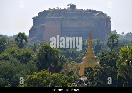 Eine goldene Stupa steht vor Mantara Gyi Pagode in Mangun. Stockfoto