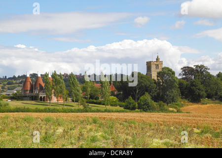 Horsmonden Oast Haus und Kirche Kent England UK Stockfoto