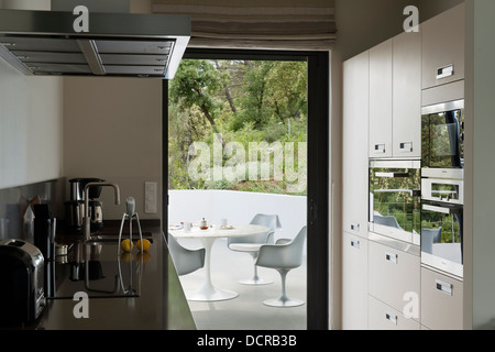 Moderner Küche des Ferienhauses in der Provence, entworfen und gebaut von David Price Stockfoto
