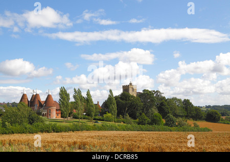 Horsmonden vier Brennofen konvertiert Oast House und St Margarets Kirche Kent England UK Stockfoto