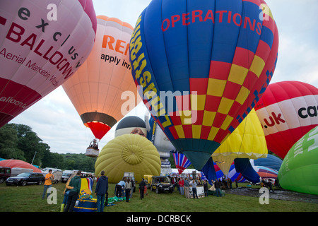 Bristol International Balloon Fiesta 2013 zeigt die Masse Aufstieg und die Landung von mehr als 100 Ballons bei dieser jährlichen Veranstaltung. eine UK Stockfoto