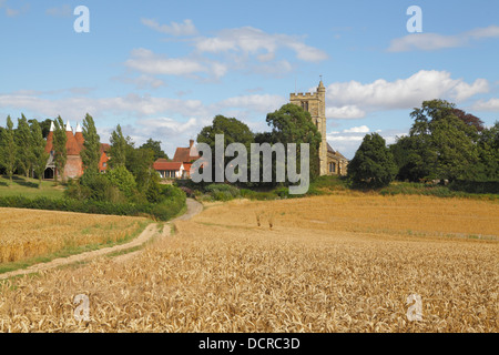 Feldweg durch Weizenfelder zur Erntezeit, Oast House und St-Margarethen Kirche, Horsmonden Kent England UK Stockfoto