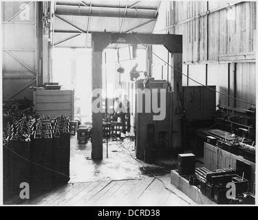 (Batteriespeicher mit Seglern Umgang mit elektrischen Kabel an der u-Boot-Basis, Los Angeles). --295471 Stockfoto