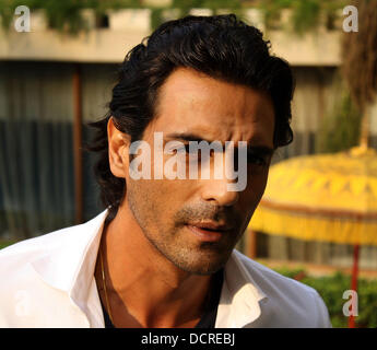 Bollywood Schauspieler Arjun Rampal Posen für Medien bei einem Fototermin zur Förderung Starworlds neuen Teleserial "Hate u was er liebt" ist Neu-Delhi, Indien - 15.11.11 Gastgeber. Stockfoto