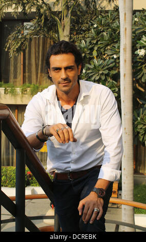 Bollywood Schauspieler Arjun Rampal Posen für Medien bei einem Fototermin zur Förderung Starworlds neuen Teleserial "Hate u was er liebt" ist Neu-Delhi, Indien - 15.11.11 Gastgeber. Stockfoto