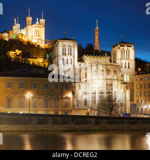 Blick auf Lyon über die Saône in der Nacht Stockfoto