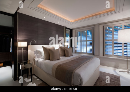 Schlafzimmer-Beleuchtung mit schwarzen säumten Wände in London Stadtwohnung Stockfoto