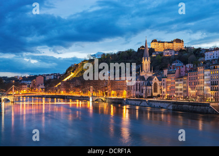 Brücke über den Fluss Saone in der Nacht, Lyon, Frankreich Stockfoto