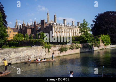 Punts und Passagiere gleiten Sie vorbei am Clare College (gegründet 1326) auf dem Fluss Cam hinter der Brücke Garret Hostel, Cambridge, UK Stockfoto