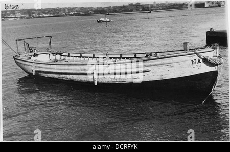 Dieses Bild zeigt einen 40-Fuß-Motorsegelstart von vorne. Das Schiff befindet sich in San Diego, Kalifornien, und ist sowohl für die motorisierte als auch für die segelbetriebene Navigation konzipiert und bietet eine Mischung aus Geschwindigkeit und Vielseitigkeit auf dem Wasser. Stockfoto