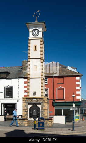 Großbritannien, Wales, Ceredigion, Aberystwyth, große Darkgate Street, Millenium Clock tower Stockfoto