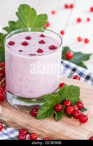 Frische rote Johannisbeere Smoothie auf hölzernen Hintergrund gemacht Stockfoto