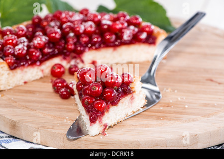 Rote Johannisbeere Cupcake mit frischen Früchten Stockfoto