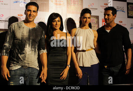 Bollywood-Schauspieler Akshay Kumar Chitrangda, Deepika Padukone und John Abraham (L-R) Pose für Medien während einer Pressekonferenz am Donnerstag, New Delhi, Indien - 17.11.11 Förderung ihres neuen Films "Desi Boyz" in Neu-Delhi Stockfoto