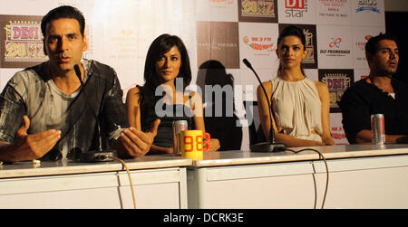 Bollywood-Schauspieler Akshay Kumar Chitrangda, Deepika Padukone und John Abraham (L-R) Pose für Medien während einer Pressekonferenz am Donnerstag, New Delhi, Indien - 17.11.11 Förderung ihres neuen Films "Desi Boyz" in Neu-Delhi Stockfoto