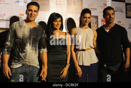 Bollywood-Schauspieler Akshay Kumar Chitrangda, Deepika Padukone und John Abraham (L-R) Pose für Medien während einer Pressekonferenz am Donnerstag, New Delhi, Indien - 17.11.11 Förderung ihres neuen Films "Desi Boyz" in Neu-Delhi Stockfoto