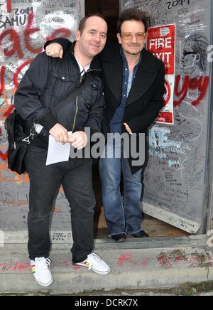 Bono mit einem Ventilator Gary Paul außerhalb der Hanover Quay-Studios.  Dublin, Irland - 17.11.11 Stockfoto