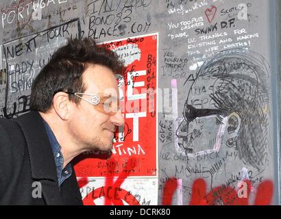 Bono außerhalb der Hanover Quay-Studios. Bono unterzeichnet seine Miniatur Actung Baby Trabant. Dublin, Irland - 17.11.11 Stockfoto