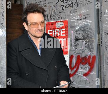 Bono außerhalb der Hanover Quay-Studios. Bono unterzeichnet seine Miniatur Actung Baby Trabant. Dublin, Irland - 17.11.11 Stockfoto