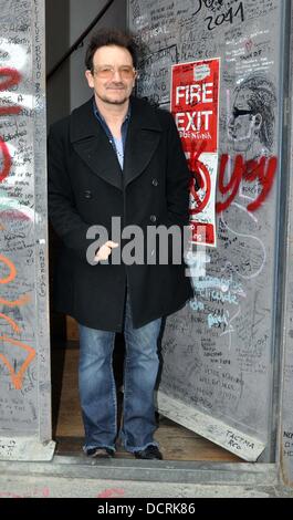 Bono außerhalb der Hanover Quay-Studios. Bono unterzeichnet seine Miniatur Actung Baby Trabant. Dublin, Irland - 17.11.11 Stockfoto