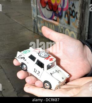 Bono mit einem Ventilator Gary Paul außerhalb der Hanover Quay-Studios. Bono unterzeichnet seine Miniatur Actung Baby Trabant. Dublin, Irland - 17.11.11 Stockfoto