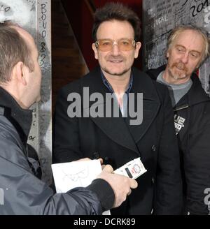 Bono mit einem Ventilator Gary Paul außerhalb der Hanover Quay-Studios. Bono unterzeichnet seine Miniatur Actung Baby Trabant. Dublin, Irland - 17.11.11 Stockfoto