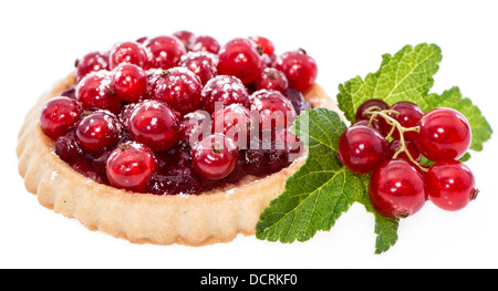 Rote Johannisbeere Cupcake mit frischen Früchten isoliert auf weißem Hintergrund Stockfoto