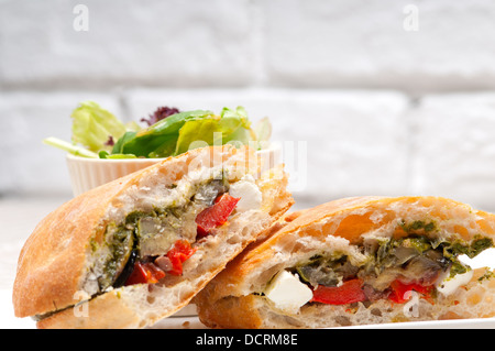 Ciabatta Panini Sandwichwith Gemüse und Feta Stockfoto