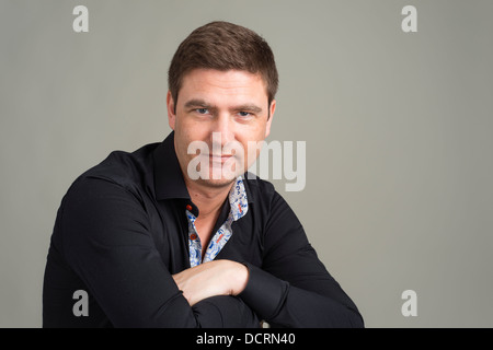 Porträt von gut aussehender Mann mit Entschlossenheit und Vertrauen Stockfoto