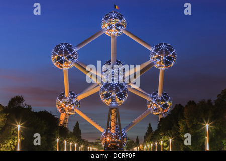 Das Atomium in Brüssel, bauen für die World Expo in 1958 nach Sonnenuntergang im Licht leuchten. Stockfoto