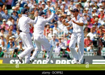 London, UK. 21. August 2013. Jonathan Trott feiert fangen den Ball um Chris Rogers während Tag eines der 5. Investec Ashes Cricket-Match zwischen England und Australien gespielt auf der Kia Oval Cricket Ground am 21. August 2013 in London, England zu schließen. Bildnachweis: Mitchell Gunn/ESPA/Alamy Live-Nachrichten Stockfoto