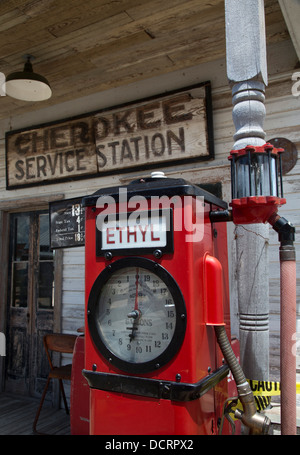 San Antonio, Texas - eine antike Zapfsäule auf dem Display an der SAS Schuhfabrik und Gemischtwarenladen. Stockfoto