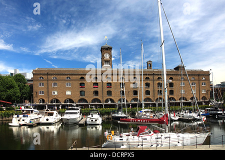 Boote im St. Katherine's Dock, Nordufer, London City, England, United Kingdom Stockfoto