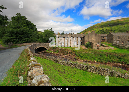 Die Straße über Thwaite Rücken führt Thwaite, Swaledale, North Yorkshire, Yorkshire Dales National Park, England, UK. Stockfoto