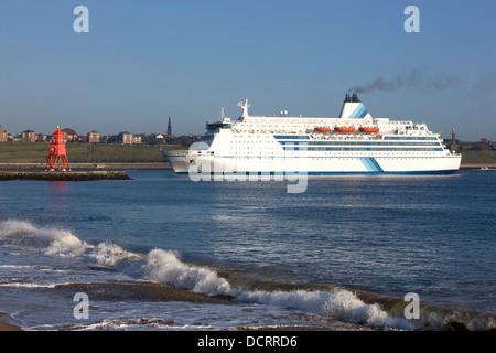 Ein großes Schiff in der Nähe der Buhne Leuchtturm Stockfoto