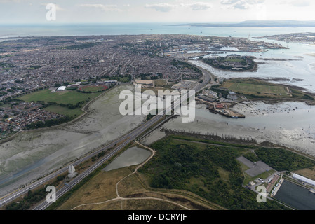 Luftaufnahme zeigt M275 mit Portsmouth im Hintergrund Stockfoto