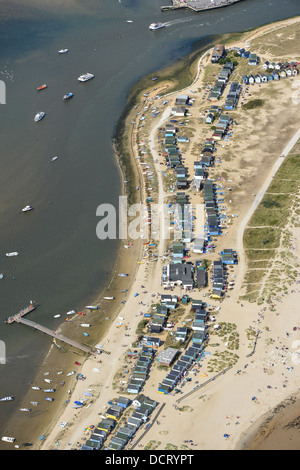 Luftbild der Strandhütten und Menschen am Strand von Hengistbury Head, Christchurch, Dorset Stockfoto