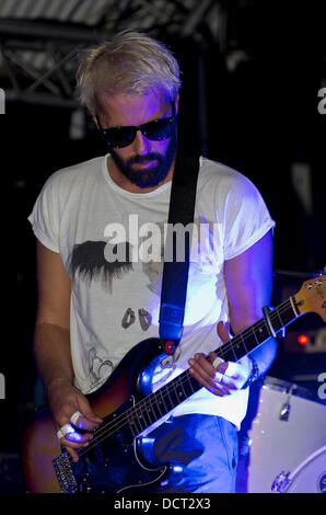 Jules De Martino von the Ting Tings erklingt in The Cockpit. Leeds, England - 21.11.11 Stockfoto