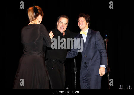 Patti LuPone, Mandy Patinkin und Pattis Sohn Joshua Johnston (es war sein 21. Geburtstag) Broadway-Premiere von "Ein Abend mit Patti LuPone und Mandy Patinkin" Ethel Barrymore Theatre, Vorhang.  New York City, USA - 21.11.11 Stockfoto