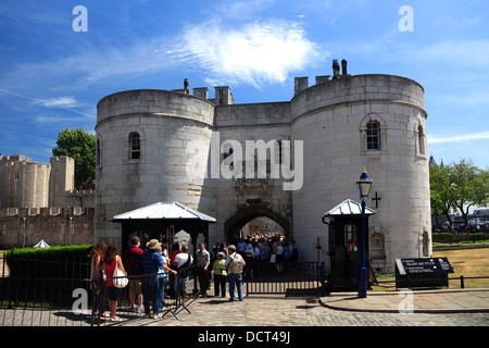 Die Wände und das Gelände des Tower von London, Nordufer, London City, England, Vereinigtes Königreich Stockfoto