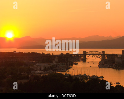 BURRARD STREET BRIDGE FALSE CREEK VANCOUVER SKYLINE BRITISH COLUMBIA KANADA Stockfoto