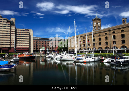 Boote im St. Katherine's Dock, Nordufer, London City, England, United Kingdom Stockfoto