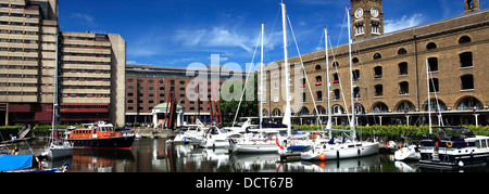 Boote im St. Katherine's Dock, Nordufer, London City, England, United Kingdom Stockfoto