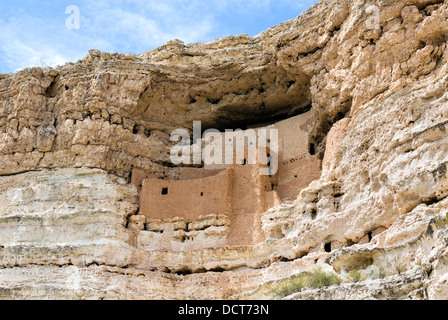 Montezuma Castle National Monument, gut erhaltene Klippe Wohnung der Sinagua Menschen, in der Nähe von Camp Verde, Arizona, USA Stockfoto