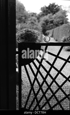 Blick durch die Tür in den Walled Garden in Dunvegan Castle auf der Isle Of Skye Stockfoto