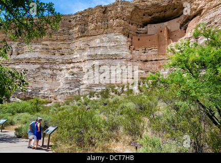 Touristen in Montezuma Castle National Monument, gut erhaltene Klippe Wohnung der Sinagua Menschen, in der Nähe von Camp Verde, Arizona, USA Stockfoto