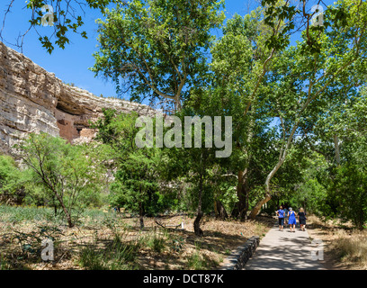 Touristen auf Spuren im Montezuma Castle National Monument, gut erhaltene Klippe Wohnung von den Sinagua Camp Verde, Arizona, USA Stockfoto