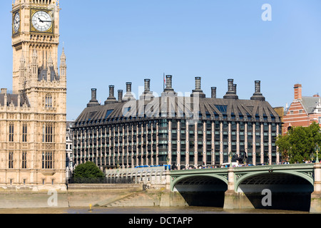 Portcullis House, Zentrum, das ist ein Bürogebäude für MPs. 'Big Ben' Uhr & Turm, links. Westminster Bridge, rechts. London Stockfoto